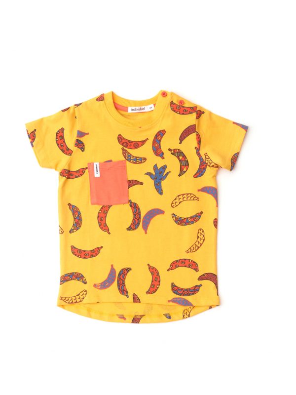 žlté krátke tričko s potlačou farebných banánov