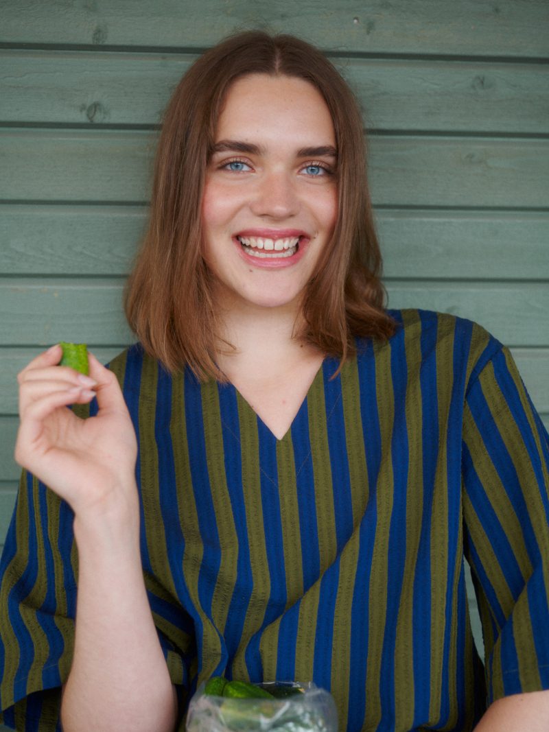 Dámske pásikavé šaty s opaskom - Image 2